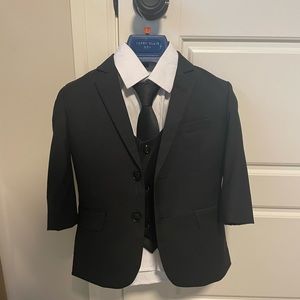 Perry Ellis boys suit - black size 3T